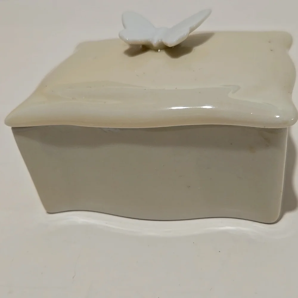 Vintage Irice Trinket Jewely Lidded Porcelain Box Butterfly Shabby Chic Japan